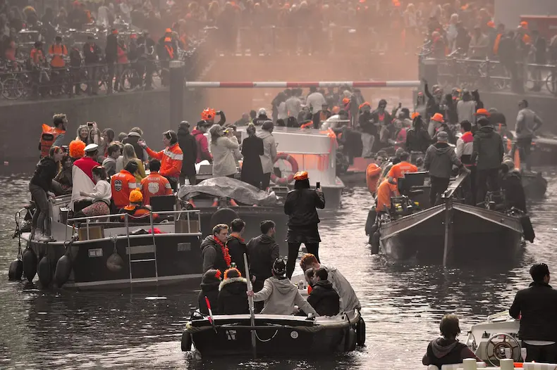 Ga jij met je boot op Koningsdag varen in de Amsterdamse grachten? Sluit dan een goede bootverzekering af. © Anna Biasoli / Pixabay