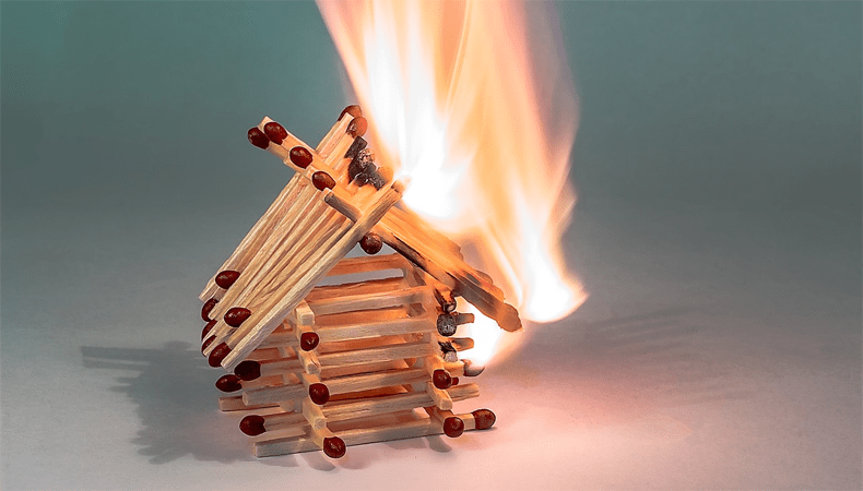 Een opstalverzekering behoort tot de noodzakelijke woonverzekeringen. De schade van een woningbrand is te groot om zelf te dragen. © Myriam Zilles / Pixabay
