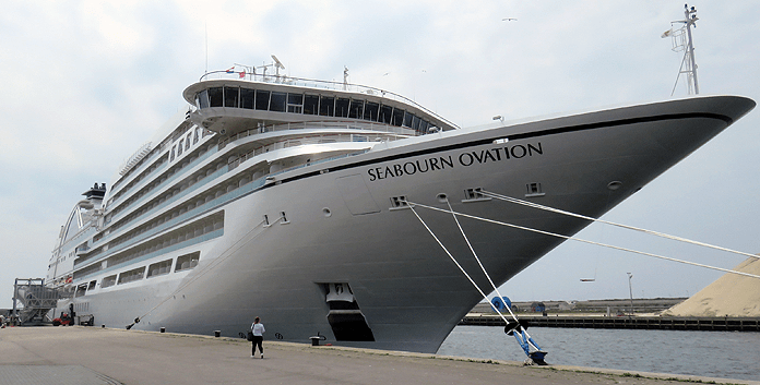 Seabourn Ovation in Ijmuiden. Sluit altijd een reisverzekering voor een cruise af. © Nico van Dijk