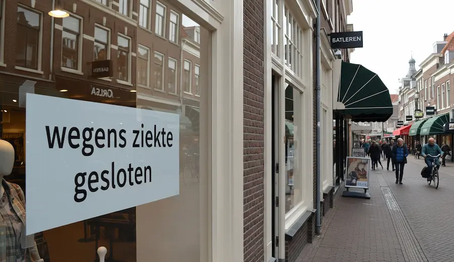 Ondernemer? Check deze verzekeringen! 2 Met een verzuimverzekering voorkom je dat je bedrijf door ziekte van een werknemer in financiële problemen komt. Zo kun je bij ziekte van een werknemer een vervangende kracht inhuren. © Alleverzekeringenopeenrij.nl